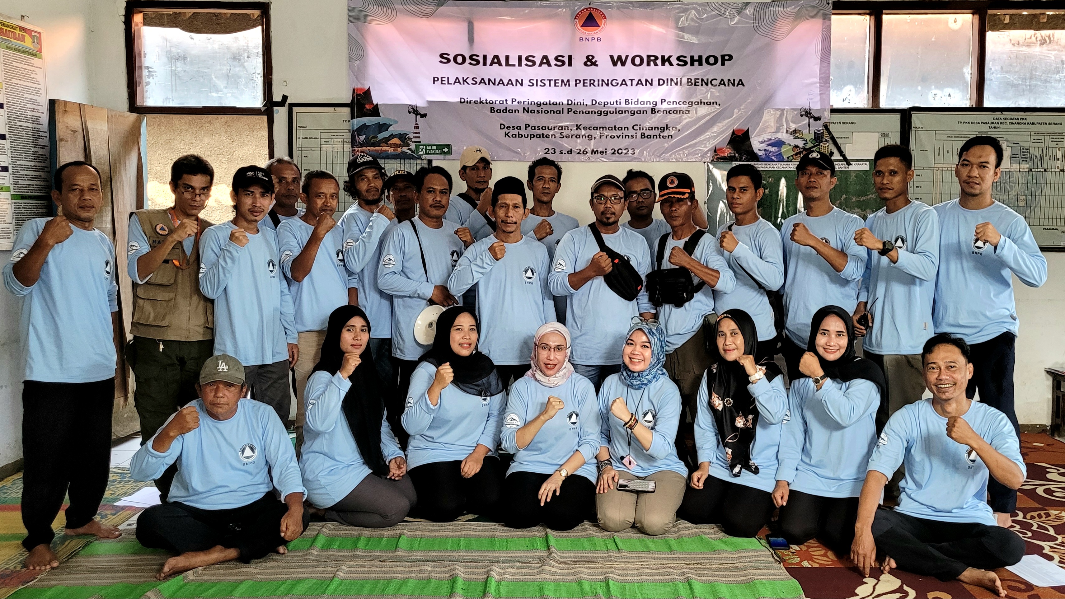 Tim Siaga Bencana Desa Pasauran, Fasilitator Nasional (BNPB) dan Fasilitator Daerah (BPBD Kab. Serang & relawan), Jumat (26/5).
